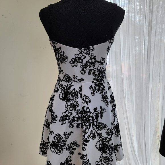 Trixxi Sleeveless A-Line Dress White with Black Flocked Rose Print Size M EUC - Picture 5 of 12